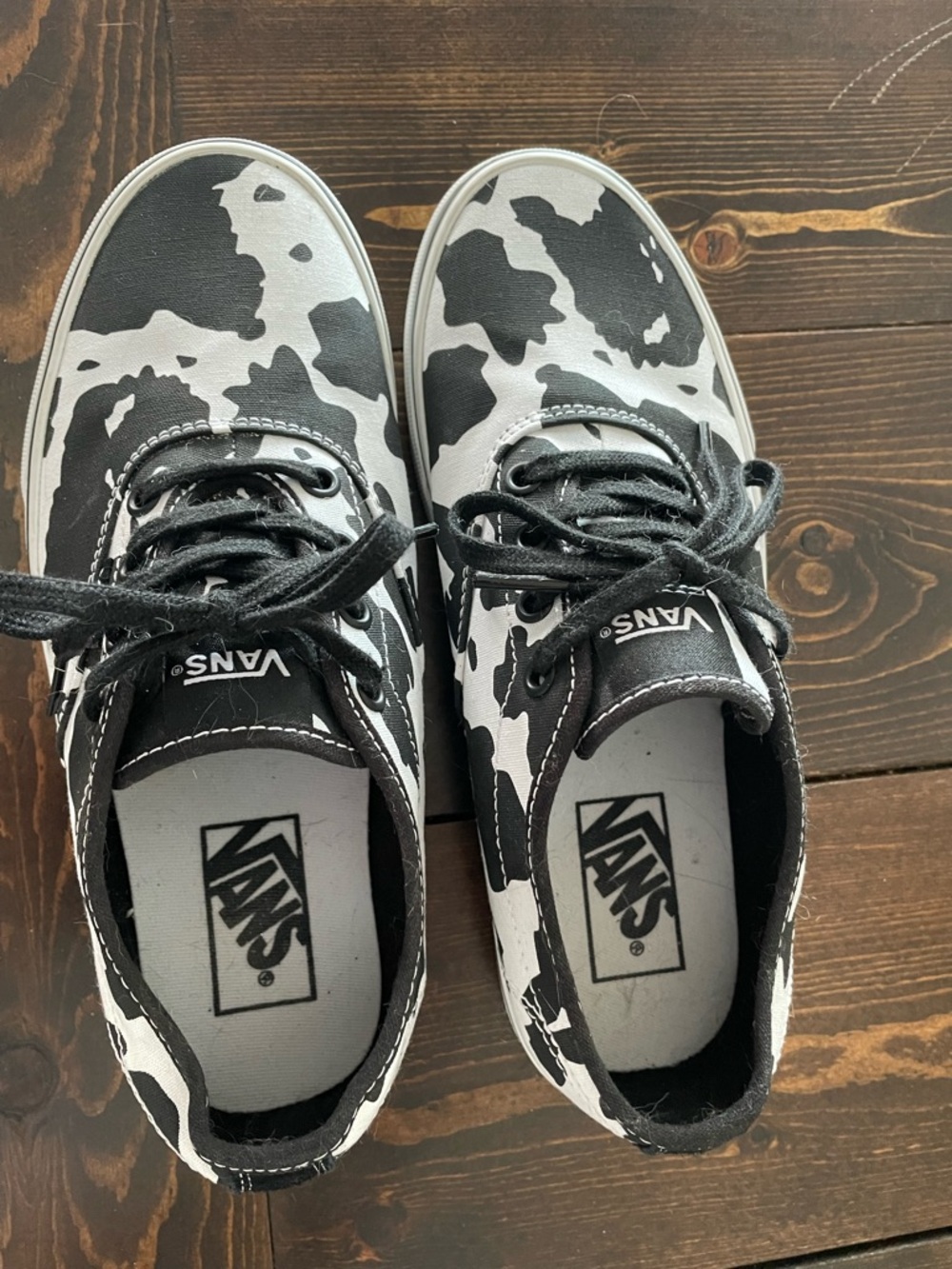 Women’s size 7.5 Vans Black & White Cow-Print Low Top Sneakers (105)